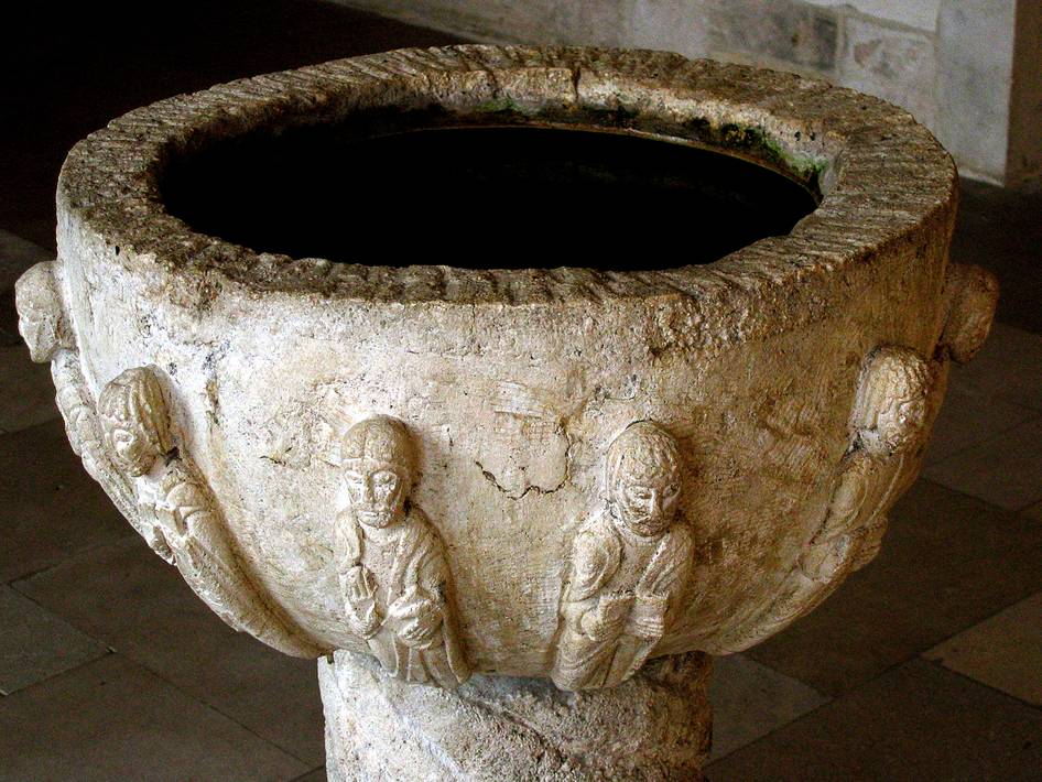 Bénitier roman dans le narthex Bénitier roman dans le narthex